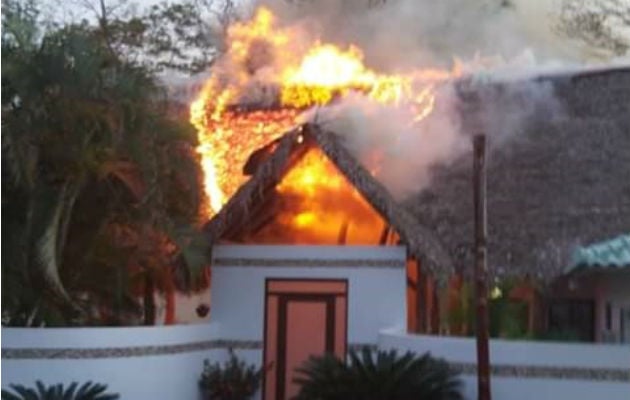 El fuego consumió parte del área de la recepción. Foto. Thays Domínguez.