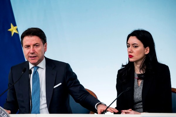 La ministra de Educación, Lucia Azzolin junto al primer ministro italiano Giuseppe Conte, informan a los medios sobre las medidas tomadas para contrarrestar el coronavirus. FOTO/AP