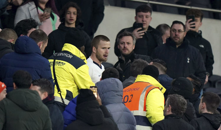 Eric Dier se encara con un aficionado. Foto AP