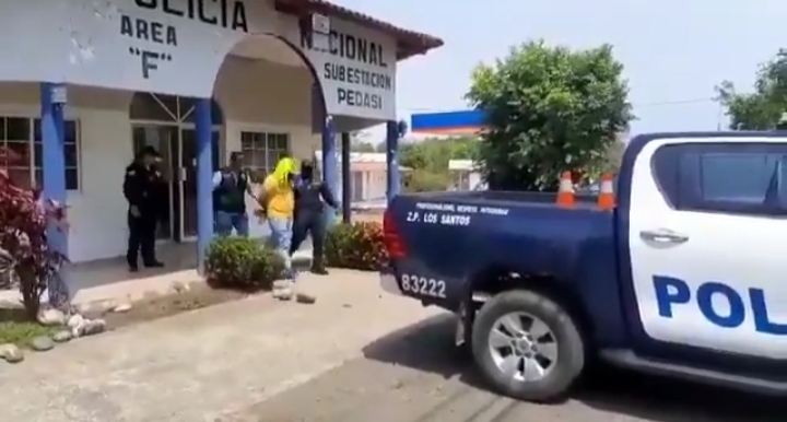 El implicado fue trasladado  por unidades policiales desde Pedasí a Las Tablas. FOTO/THAYS DOMÍNGUEZ