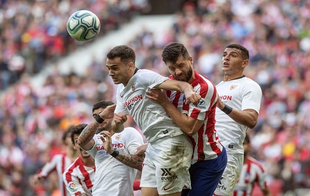 El defensor Sergio Reguilón (izq.) del Sevilla, disputa el balón con el brasileño Felipe del Atlético de Madrid. Foto:EFE