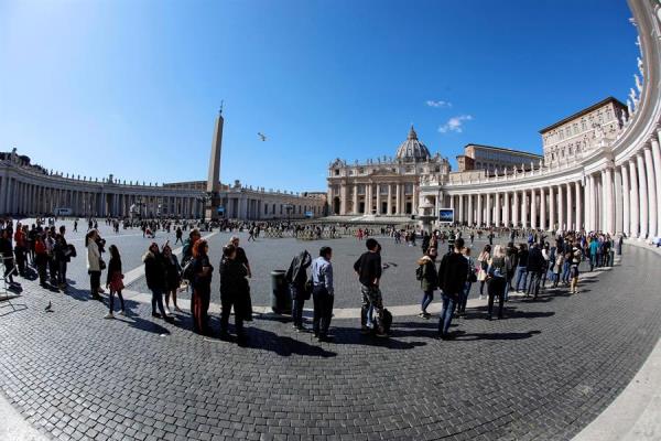 En la Plaza de San Pedro hubo poca asistencia debido a las medidas estipuladas por las autoridades italianas. FOTO/EFE