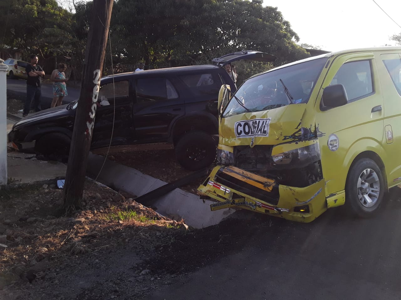 Los 10 estudiantes fueron evaluados tras el accidente, y algunos presentaban lesiones como latigazo y nerviosismo. FOTO/THAYS DOMÍNGUEZ