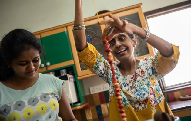 Usha Prabakaran (der.) escribió un libro para preservar el conocimiento de los encurtidos. Prepara uno en su casa. Foto / Saumya Khandelwal para The New York Times.