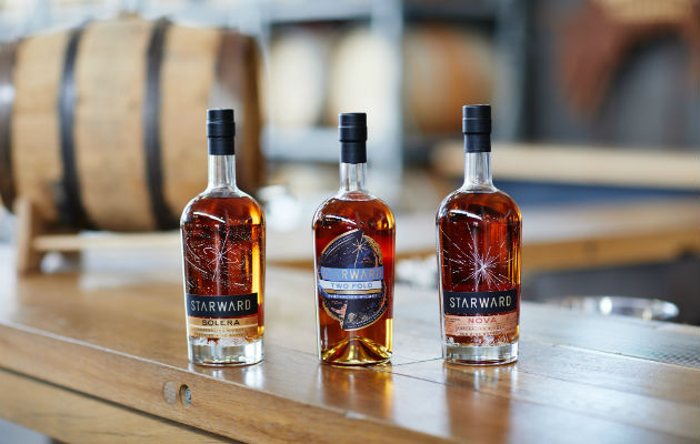 Starward Distillery intenta elaborar whiskey singular de Australia. Añeja algunas variedades en barricas para vino. Foto / Kristoffer Paulsen para The New York Times.