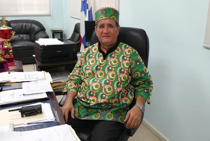 El director del Colegio Monseñor Francisco Beckmann, Norato González, asistió al acto cívico de su plantel el primer día de clases del periodo lectivo 2020.