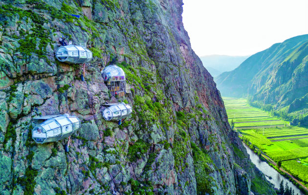 Para acceder al Skylodge Adventure Suites, en Perú, los huéspedes suben 400 metros a pie o se deslizan en tirolesa. Foto / Natura Vive.