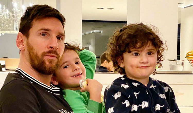 Leo Messi colgó su mensaje en las redes sociales acompañado por dos hijos. Foto @LeoMessi