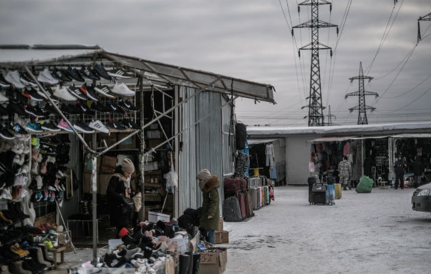 El bajo crecimiento y la disminución de los salarios en Rusia han detenido el aumento de los precios. Un mercado. Foto / Maxim Babenko para The New York Times.