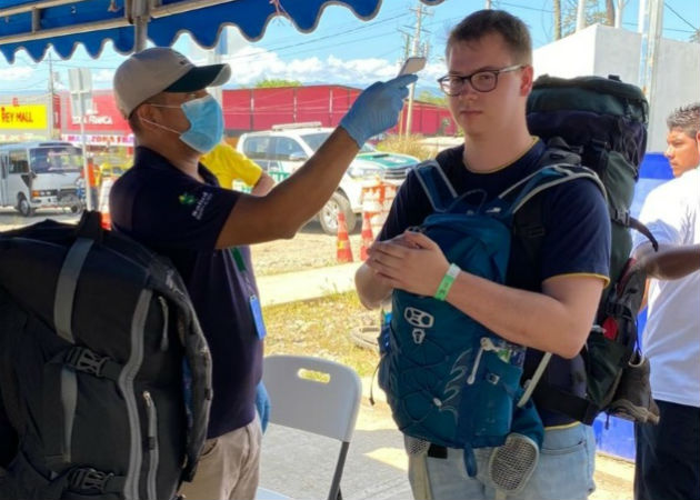 Toma de temperatura a un turista en Bocas del Toro. Foto: Mayra Madrid.