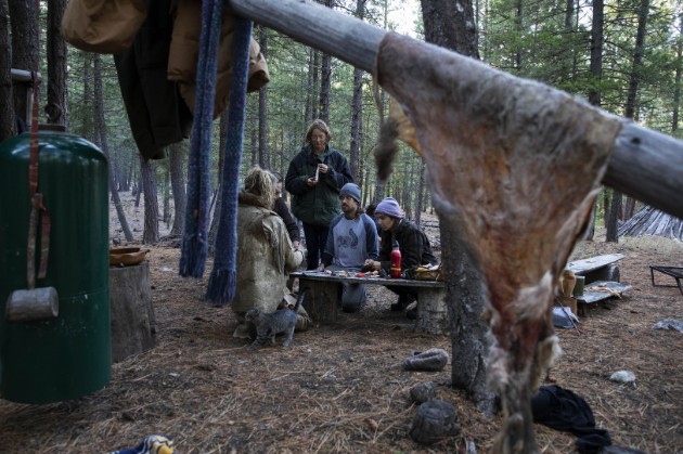 Lynx Vilden enseña a un grupo a hacer herramientas con huesos de venado. Su curso de 10 días cuesta 600 dólares. Foto / Ruth Fremson/The New York Times.