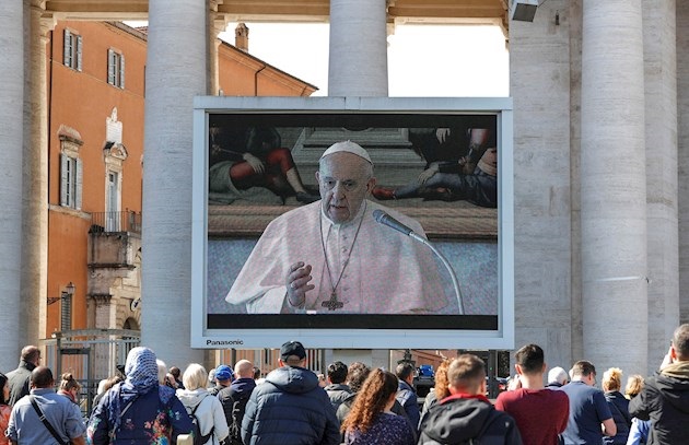 Durante la entrevista, el papa Francisco ha mostrado su admiración por los científicos y profesionales sanitarios que estos días trabajan para atender a las personas contagiadas por el COVID-19.