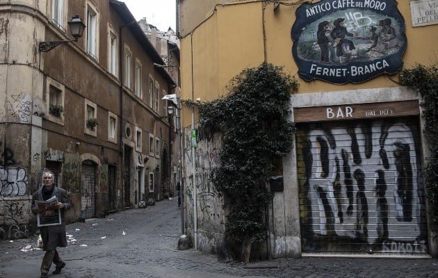 El virus ha provocado aislamiento, pero italianos se han unido cantando desde sus ventanas. Un bar cerrado. Foto / Nadia Shira Cohen para The New York Times.