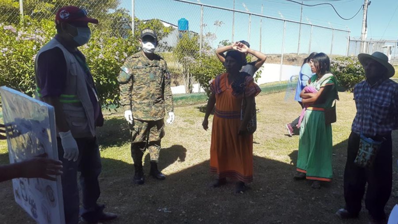 Los indígenas fueron retenidos por la Fuerza Pública en San Vito de Coto Brus. Foto: Mayra Madrid.