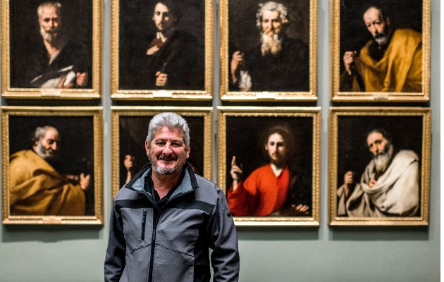 Más de 50 mil personas vieron a Manolo Osuna, guardia en el Museo del Prado, presentar una pintura. Foto / Emilio Parra Doiztua para The New York Times.