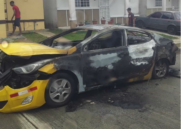 Así quedó el automóvil incendiado por la expareja de la mujer. Foto: Eric A. Montenegro.