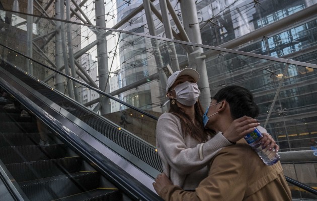  Las cuarentenas unirán a la gente más o las distanciarán, dicen expertos. Una pareja en Hong Kong. Foto / Lam Yik Fei para The New York Times.