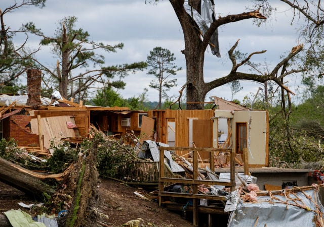 Una vivienda destrozada por el paso de un tornado en Soso, Mississippi (Estados Unidos). Foto: EFE.