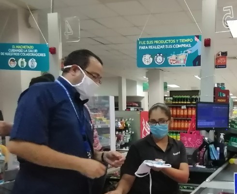 Además de las mascarillas de tela, los trabajadores recibieron información preventiva sobre la enfermedad, así como implementó de aseo como gel alcoholado. Foto/Thays Domínguez