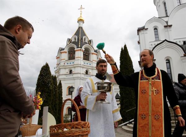 Decenas de controles policiales impedían a los cristianos ortodoxos aproximarse al emblemático templo de la ciudad amurallada, en el que repicaron las campanas cuando, según la tradición, el fuego descendió del cielo.  FOTO/EFE