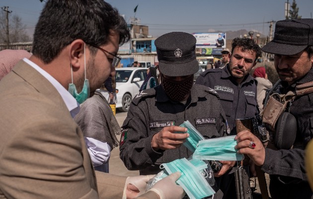   Activistas reparten mascarillas, guantes y desinfectante de manos en Kabul en marzo. Foto / Jim Huylebroek para The New York Times.