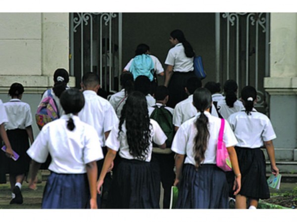 El calendario escolar se ajustará a las diversas situaciones, donde las escuelas que continúen con la posibilidad de tener un calendario virtual, van a finalizar mucho antes que las escuelas oficiales.