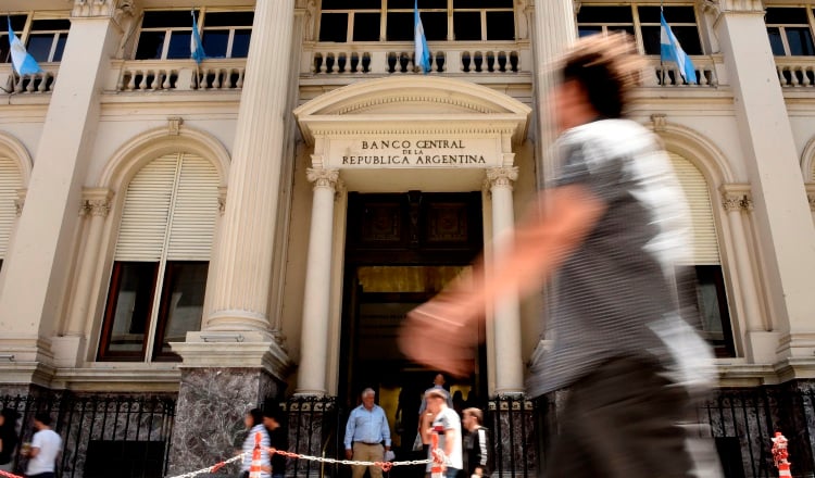 Economistas privados vaticinan que la economía argentina se contraerá un 4.3%, pero el FMI pronostica una caída del 5.7% . EFE