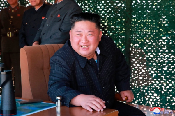  Kim Jong-un, que se cree que cuenta con 36 años de edad, tiene problemas de obesidad y es un gran fumador. Sus complicaciones de salud, sin embargo, suelen estar rodeadas de gran misterio.