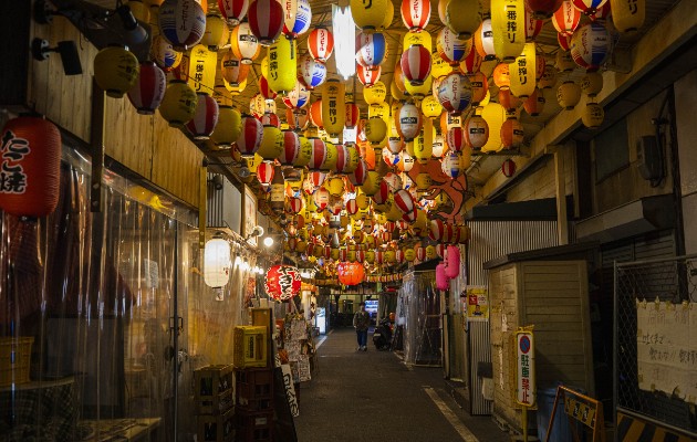 Aunque Japón ha sido menos restrictivo que otros países, algunos bares y tiendas han cerrado. Una calle en el barrio Tenma de Osaka. Foto / Hiroko Masuike/The New York Times.