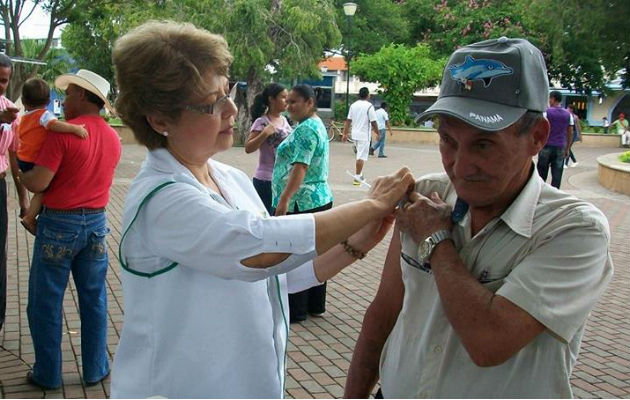 Las primeras personas en aplicársele la vacuna contra la influenza es al personal de salud, luego niños menores de 5 años y personas mayores de 60 años.