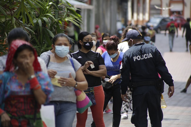 Hasta el corte de este martes, las autoridades de salud en Panamá han realizado 28,795 pruebas para COVID-19. Foto EFE