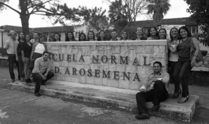 Un grupo de egresados de la Escuela Normal Juan Demóstenes Arosemena, afuera del plantel. Foto: Cortesía.