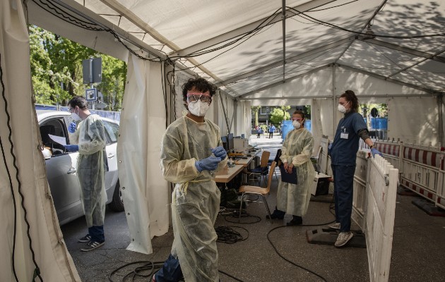 El alto nivel de pruebas de Alemania ayuda al país a frenar propagación del coronavirus. Una estación de pruebas. Foto / Laetitia Vancon para The New York Times.