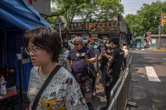 Pero el pistoletazo de salida para la vuelta a la normalidad lo marcó la apertura de la ciudad de Wuhan, foco de la pandemia, el 8 de abril, tras 76 días cerrada a cal y canto y con sus habitantes sometidos a una estricta cuarentena.