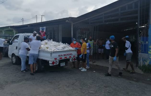 Además del pescado  donaron también un total de 979 paquetes de arroz de 5 libras y 979 botellas de aceite.