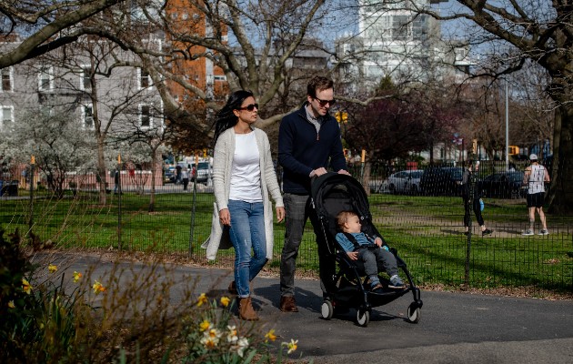   Neena Budhraja y Adam Hill han sentido el estrés de trabajar en hospitales durante el brote. Con su hijo. Foto / Hilary Swift para The New York Times.