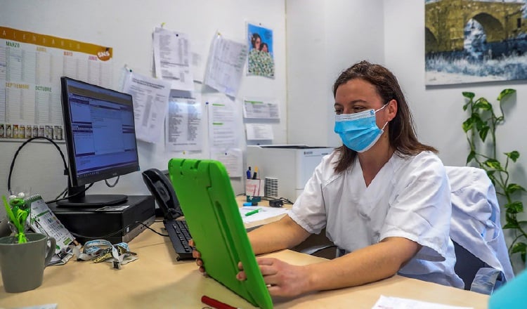 Una sanitaria mantiene una videoconferencia con un paciente en plena pandemia de coronavirus.  EFE