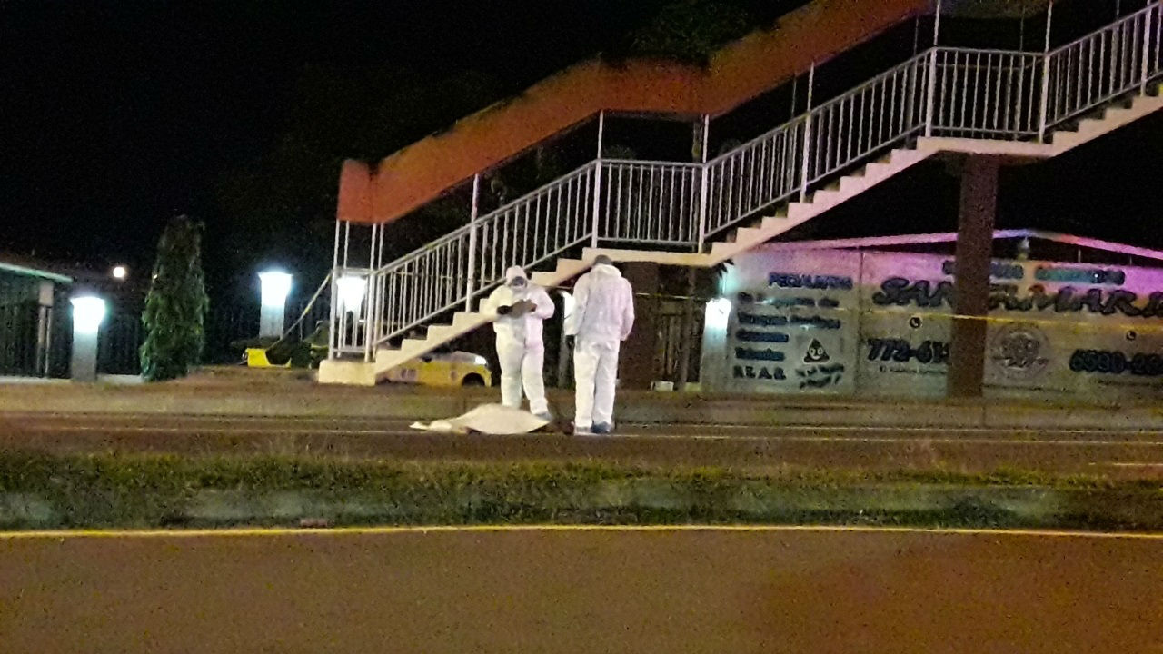 A varios metros del cuerpo se  observaba una mochila que utilizaba este indigente. Foto: Mayra Madrid.