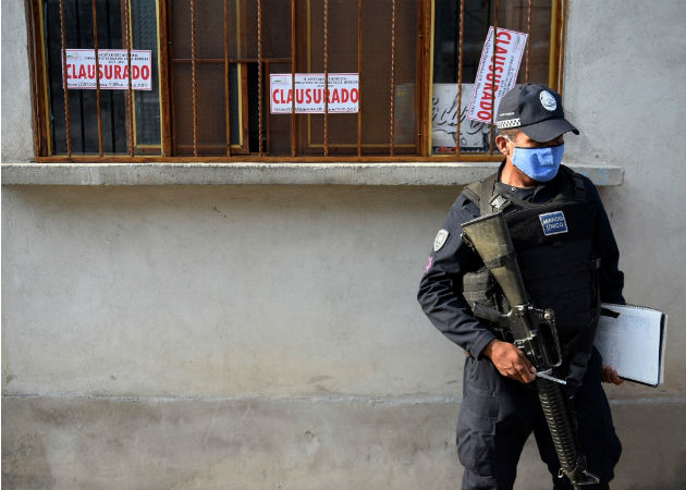 Sepelio de una persona fallecida tras ingerir alcohol adulterado en Morelos, México. Fotos: EFE.