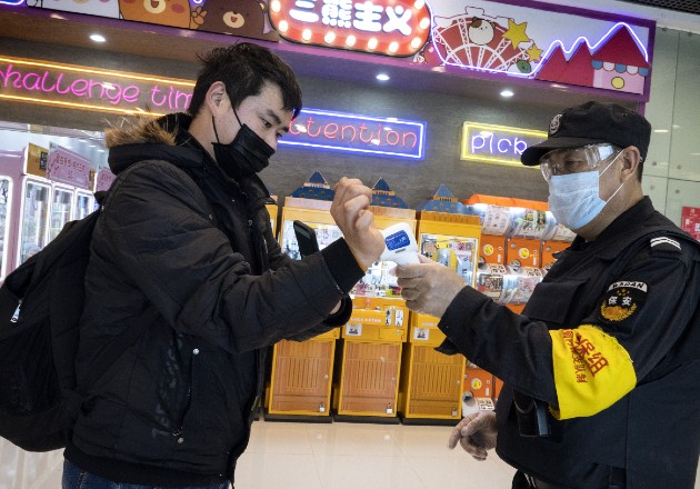 El COVID-19 tiene un R0 estimado en 2 a 2.5. Una revisión de temperatura en Beijing. Foto / Giulia Marchi para The New York Times.