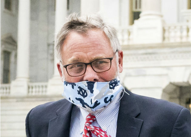 El senador Richard Burr baja la escalinata del Capitolio en Washington. Fotos. EFE.