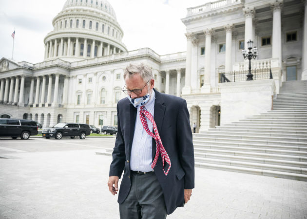 El senador Richard Burr baja la escalinata del Capitolio en Washington. Fotos. EFE.