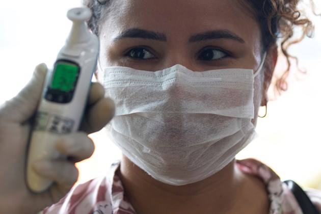 En el actual escenario, uno de los grandes problemas de América Latina es acceder al mercado global de equipamientos médicos para el combate a la pandemia, controlado en cerca del 90 % por China.