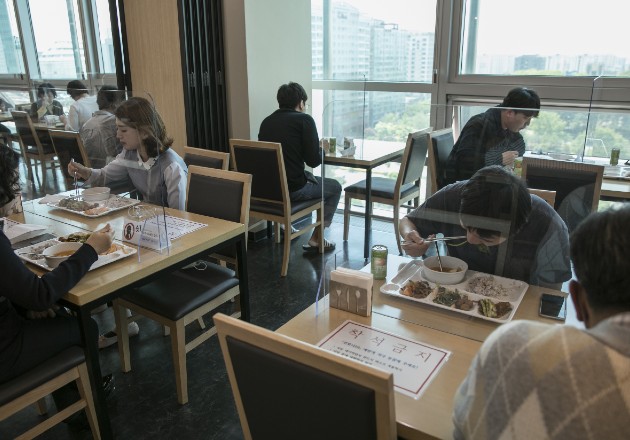 Guía del Gobierno para el distanciamiento social pide instalar divisiones en cafeterías. Foto / Woohae Cho para The New York Times.