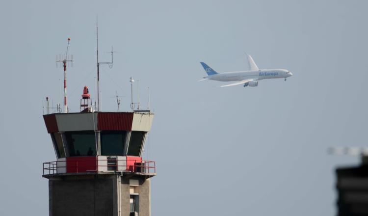 La aerolínea explica que se ha acogido a la ley 11 de bancarrota, una semana después de haberse desvinculado de 1.400 trabajadores. EFE