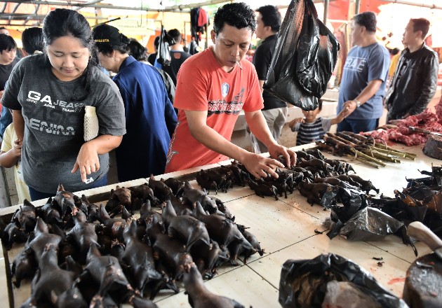 Carne de murciélago en el mercado Tomohon en Indonesia en el 2017. Siempre ha sido popular. Foto / Bay Ismoyo/Agence France-Presse — Getty Images.