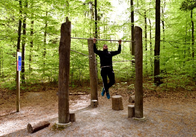 Con poco más de 2 kilómetros de largo, los vitaparcours tienen paradas para el entrenamiento de fuerza, flexibilidad y resistencia. Foto / Noele Illien.