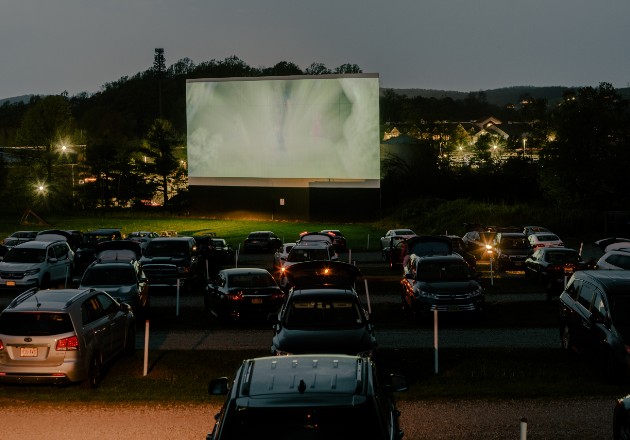 Autos en el Warwick Drive-In estaban espaciados mientras sus ocupantes veían una doble función. Foto / Daniel Dorsa para The New York Times.