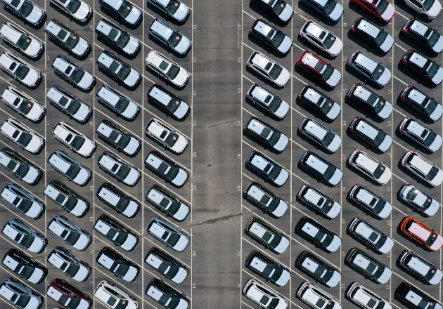 Las ventas de autos nuevos se han desplomado. Un lote en California. Foto / Justin Sullivan/Getty Images.