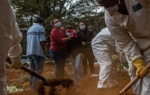 Familiares de una víctima del coronavirus.  (Victor Moriyama/The New York Times)